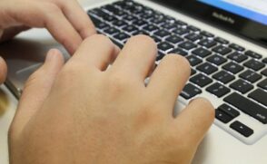 Curioso e nerd de carteirinha, o brasileiro Jonatas Grosman criou o modelo de transcrição de áudio mais baixado do mundo.