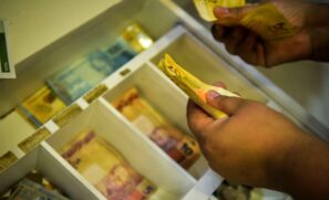O programa de renegociação de dívidas Desenrola Brasil lançado nesta segunda-feira (17) já serve como isca para fraudes que circulam no WhatsApp e nas redes sociais.
