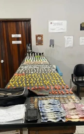 Foram apreendidas 398 pedras de crack, 225 porções de cocaína, 138 de maconha, 30 de skunk, nove de haxixe e 13 frascos de lança perfume