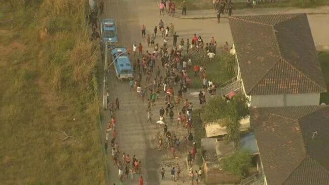 m protesto, moradores fecharam uma rua no bairro Inõa, onde ocorreu o crime.