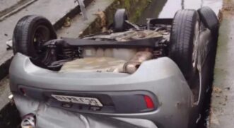 Um carro caiu dentro de uma canaleta na manhã da última quarta-feira (19)