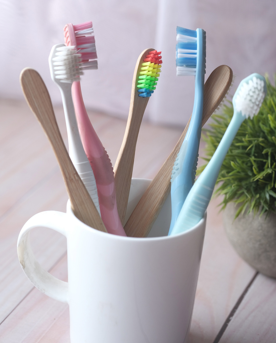 Especialista indica procurar dentista para saber qual o melhor tipo de escova e pasta de de dentes