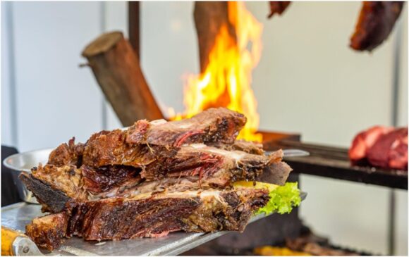 Costela no fogo de chão, típica gaúcha, será um dos principais pratos do evento
