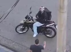 Após o tiro, ela a moradora se abaixa rapidamente e encerra o vídeo.