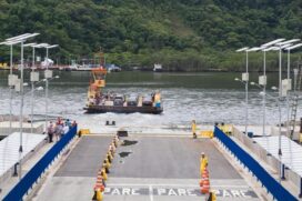 Os fortes ventos que atingem o litoral paulista nesta quinta-feira (13) interromperam a travessia de balsa entre as cidades de Guarujá e Bertioga.