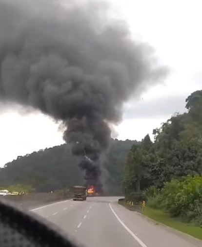 Incêndio em caminhão interdita rodovia no sentido de Guarujá