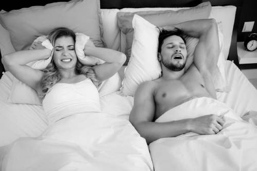 Ronco atrapalha quem dorme ao lado e quem produz o som, que sofre e pode estar com problemas graves de saúde