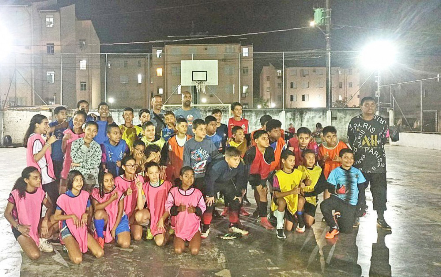 Sem fins lucrativos, a Família Milionários cresceu e passou a dar aulas também de basquete