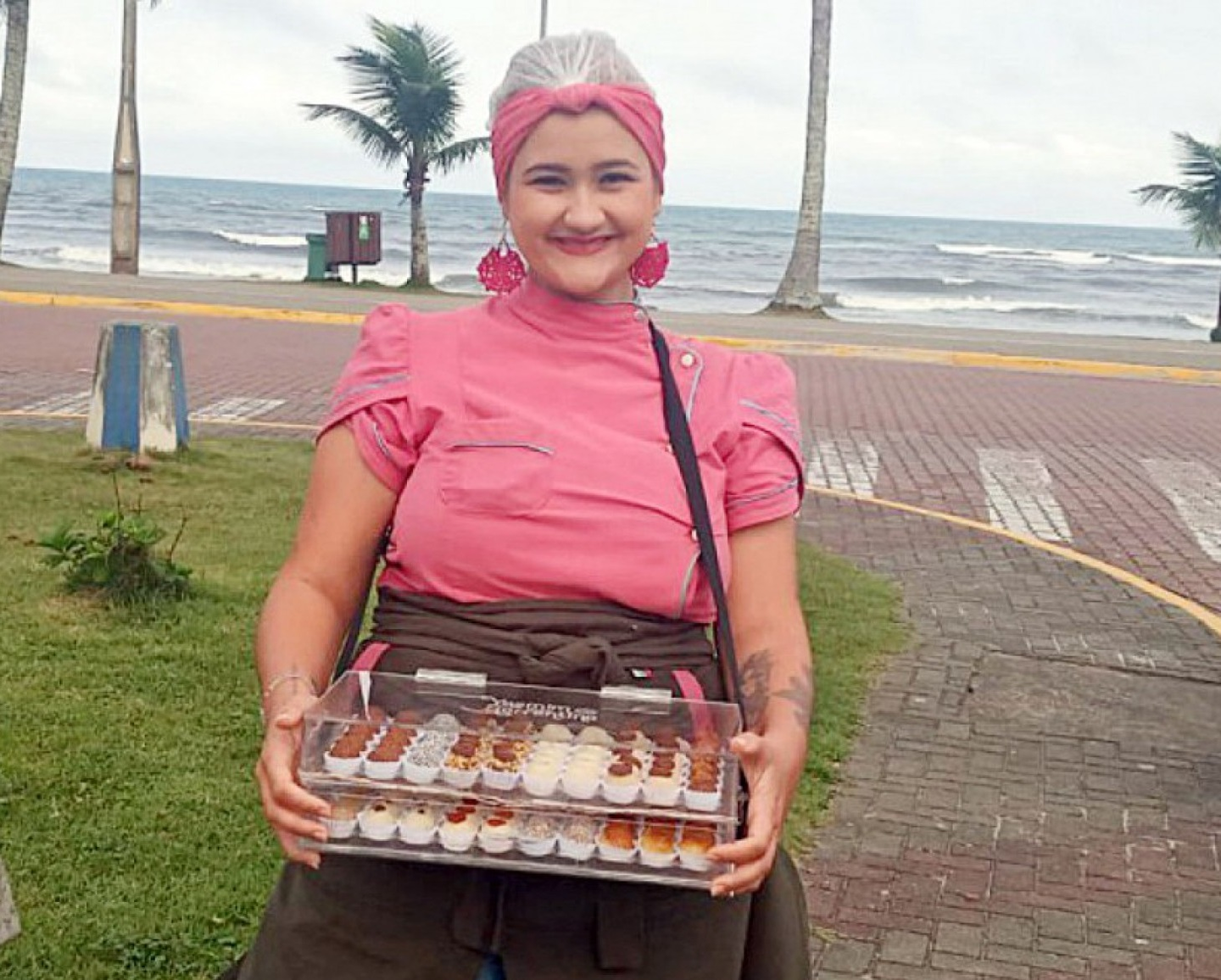Yasmim vende com o expositor brigadeiros no centro de Itanhaém