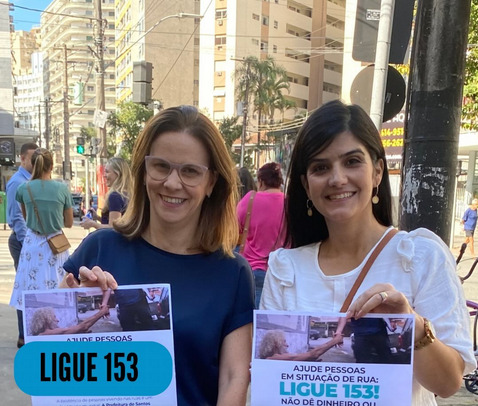 Renata Bravo e Audrey Kleys iniciaram a campanha no último sábado (15), pelo bairro do Gonzaga, em Santos