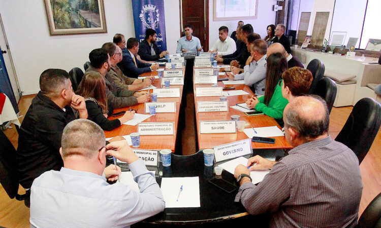 Durante o encontro, o prefeito expôs as preocupações da Administração Municipal