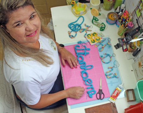 Guirlandas, tiaras, laços, chaveiros, porta retratos e outras peças são desenvolvidas pela artesã Drica, na cidade de Itanhaém