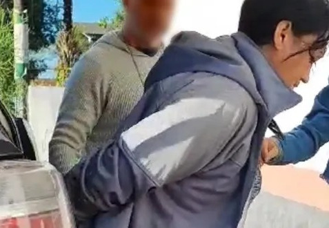 Mulher presa por matar criança de 7 anos com 11 facadas