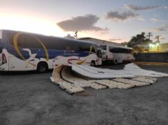 Uma grande placa de construção despencou na garagem da empresa de ônibus Poney Turismo, no bairro Três Estrelas, em São Vicente, quase atingindo um dos veículos estacionados.