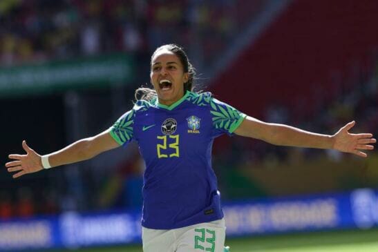 Gabi Nunes comemora gol durante jogo amistoso entre as seleções de Brasil e Chile