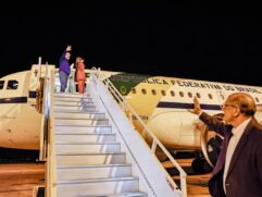Presidente Lula se despede do vice, Geraldo Alckmin, ao embarcar para viagem à Europa, onde cumprirá agendas na Itália e França
