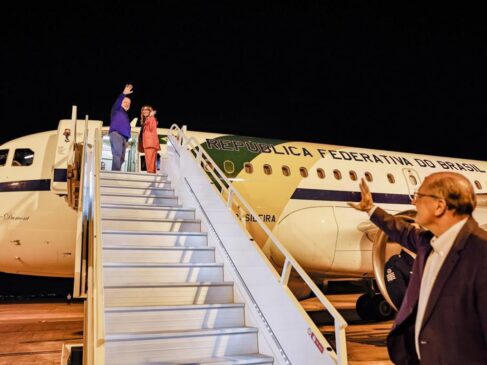 Presidente Lula se despede do vice, Geraldo Alckmin, ao embarcar para viagem à Europa, onde cumprirá agendas na Itália e França