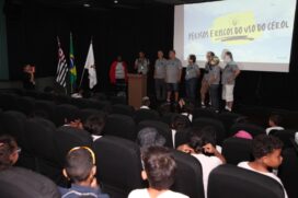 AÇÃO DA OUVIDORIA, COM ENFERMEIRA E POLICIAL MILITAR FALANDO DA GRAVIDADE DOS ACIDENTES COM CEROL NAS PIPAS, EVENTO DESTINADO AS CRIANÇAS
