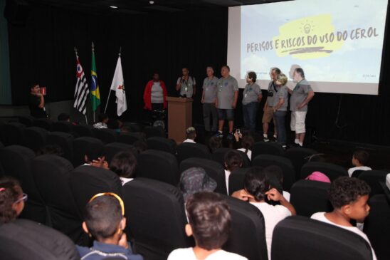 AÇÃO DA OUVIDORIA, COM ENFERMEIRA E POLICIAL MILITAR FALANDO DA GRAVIDADE DOS ACIDENTES COM CEROL NAS PIPAS, EVENTO DESTINADO AS CRIANÇAS
