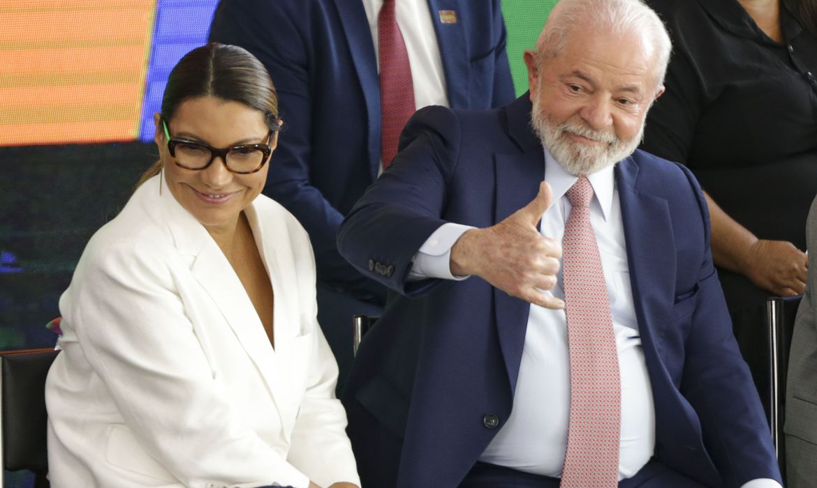 O presidente Luiz Inácio Lula da Silva embarca na noite deste sábado (15) com destino a Bruxelas