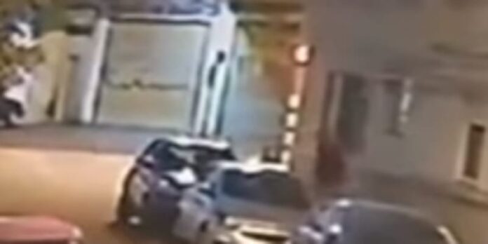 Em vídeo postado na pagina Viver em Santos, é possível ver que o criminoso chega ao local em uma motocicleta.