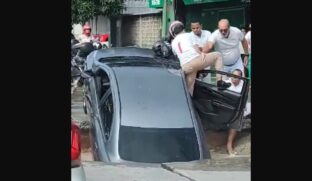 Um trecho da Avenida Recife cedeu e o veículo ficou preso na cratera no bairro de Areias;