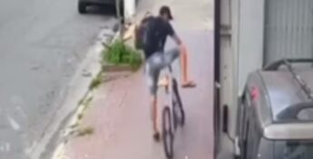 Nas imagens de câmeras de segurança, é possível ver o ladrão analisando o movimento nos arredores pouco antes de decidir tomar o veículo.