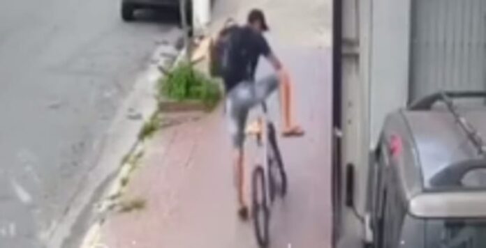 Nas imagens de câmeras de segurança, é possível ver o ladrão analisando o movimento nos arredores pouco antes de decidir tomar o veículo.