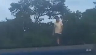Em vídeo, é possível ver alguns homens em cima do trem e outros dentro, passando sacos de soja para os que estão do lado de fora.