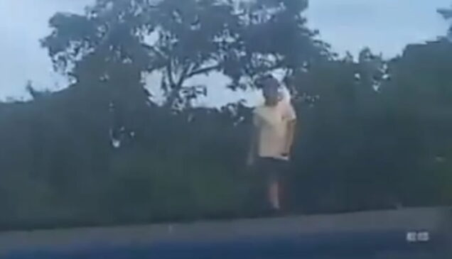Em vídeo, é possível ver alguns homens em cima do trem e outros dentro, passando sacos de soja para os que estão do lado de fora.