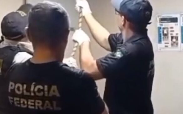No vídeo, é possível ver os oficiais usando uma corda para conseguir puxar os entorpecentes.