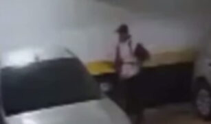 No vídeo, é possível perceber que o infrator tirou o portão do trilho para entrar na garagem