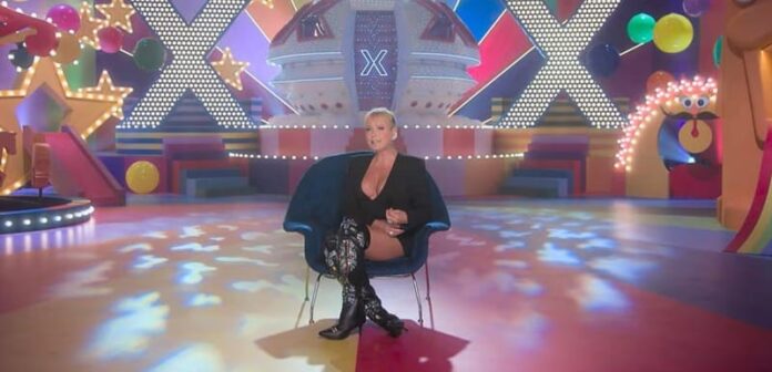 O documentário até dá a chance à Xuxa de hoje se defender, mas ela mesma reconhece que seu comportamento por vezes era indefensável.