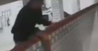 Um homem foi flagrado invadindo um prédio no bairro Campo Grande, em Santos, no último domingo (16).