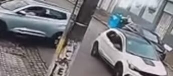 Uma família que estava dentro de um carro foi abordada e roubada por criminosos armados.