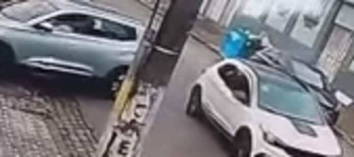 Uma família que estava dentro de um carro foi abordada e roubada por criminosos armados.