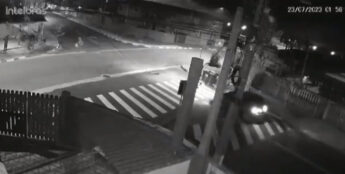 No vídeo, é possível ver o suspeito pendurado no alto do poste. Enquanto isso, os comparsas o aguardavam no chão