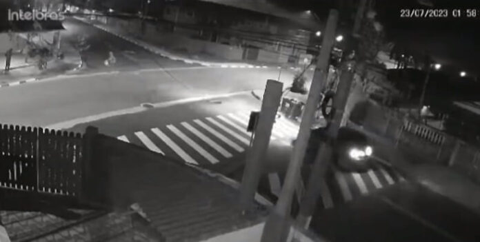 No vídeo, é possível ver o suspeito pendurado no alto do poste. Enquanto isso, os comparsas o aguardavam no chão