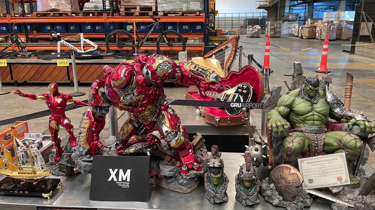 Os lotes incluem bonecos colecionáveis dos super-heróis Hulk e Homem de Ferro