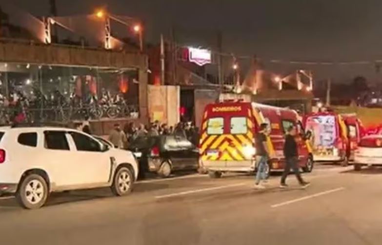 Homem de 27 anos começou a atacar as pessoas no estabelecimento depois de ter sido repreendido por acender um cigarro no local