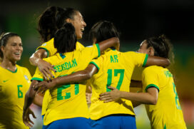 Debinha chegou a empatar o duelo, após a abertura do placar em cabeceio de Le Sommer, mas o Brasil deu liberdade para a zagueira Wendie Renard, de 1,87 m, definir o placar em escanteio