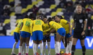 Por causa do horário, foi aos poucos que eles foram chegando ao museu, já com a bola rolando