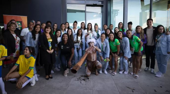 Parte da delegação da seleção brasileira feminina chegando em Brisbane (AUS)