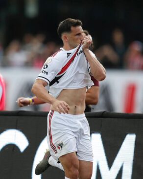 Calleri foi o nome do jogo no Morumbi, com dois gols marcados