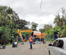 Trabalhadores estão de prontidão em uma das vias de acesso à marginal da Cônego Domênico Rangoni, na esperança de receber