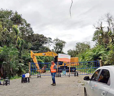 Trabalhadores estão de prontidão em uma das vias de acesso à marginal da Cônego Domênico Rangoni, na esperança de receber