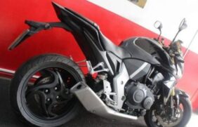 Um tatuador de 27 anos teve sua moto uma Honda CB 1000R preta