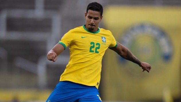 Lucas Veríssimo tem passagem pela seleção brasileira e chega ao Corinthians emprestado pelo Benfica