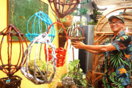 Arranjos e suportes de plantas, em vários modelos e cores, são feitos pelo artesão Ronaldo Cosmo