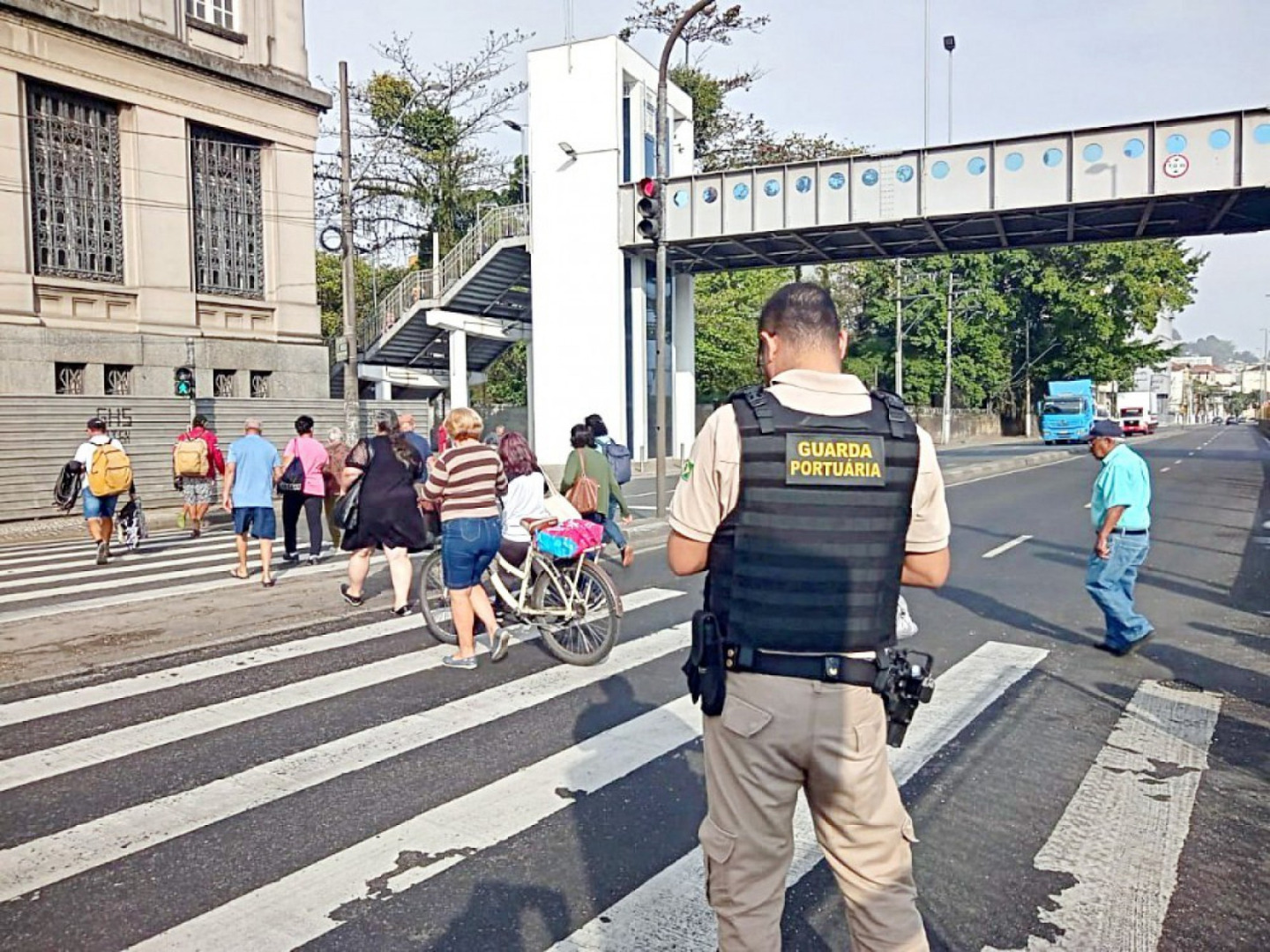 Devido a várias quebras do elevador, guardas portuários são obrigados a monitorar travessia pela avenida Mário Covas (Perimetral)